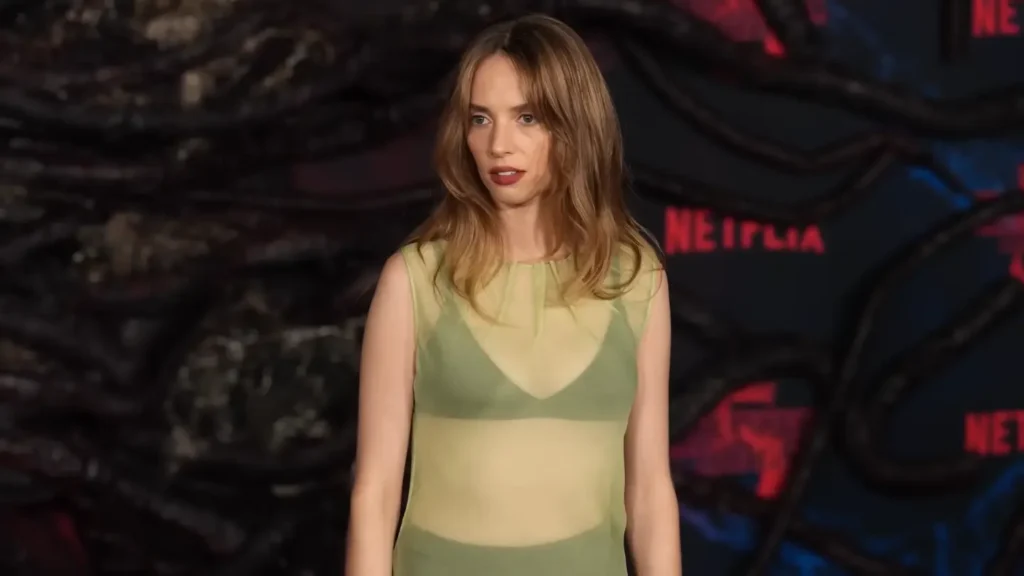 Maya Hawke as Robin Buckley
