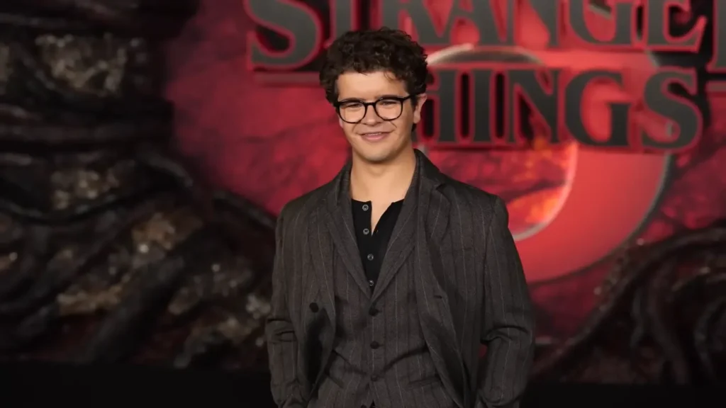 Gaten Matarazzo as Dustin Henderson